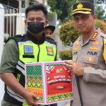 Kapolres Metro Tangerang Kota Serahkan Bingkisan Lebaran Kapolda kepada Ratusan Satpam Perumahan