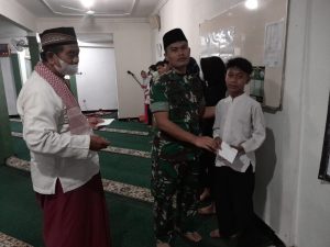 Danramil 02/Matraman Berikan Santunan Anak Yatim di Masjid Jami Baiturahmah