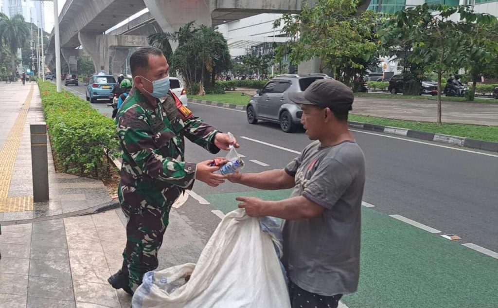 Bulan Punuh Berkah, Koramil 06/Setiabudi Berbagi Takjil Geratis