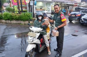 Koramil 07/Cilandak Bagi Takjil Buka Puasa Geratis