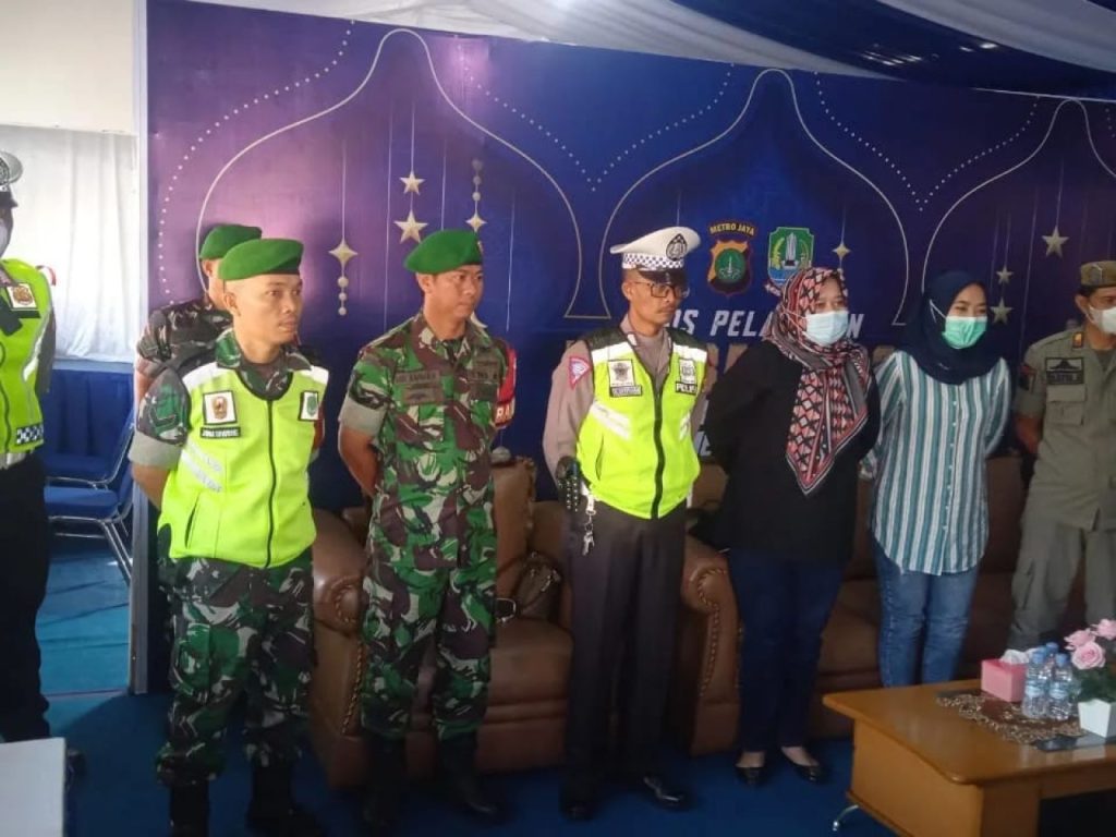 Personil Kodim 0507/Bekasi Laksanakan Pengamanan di Pos Pam Arus Mudik