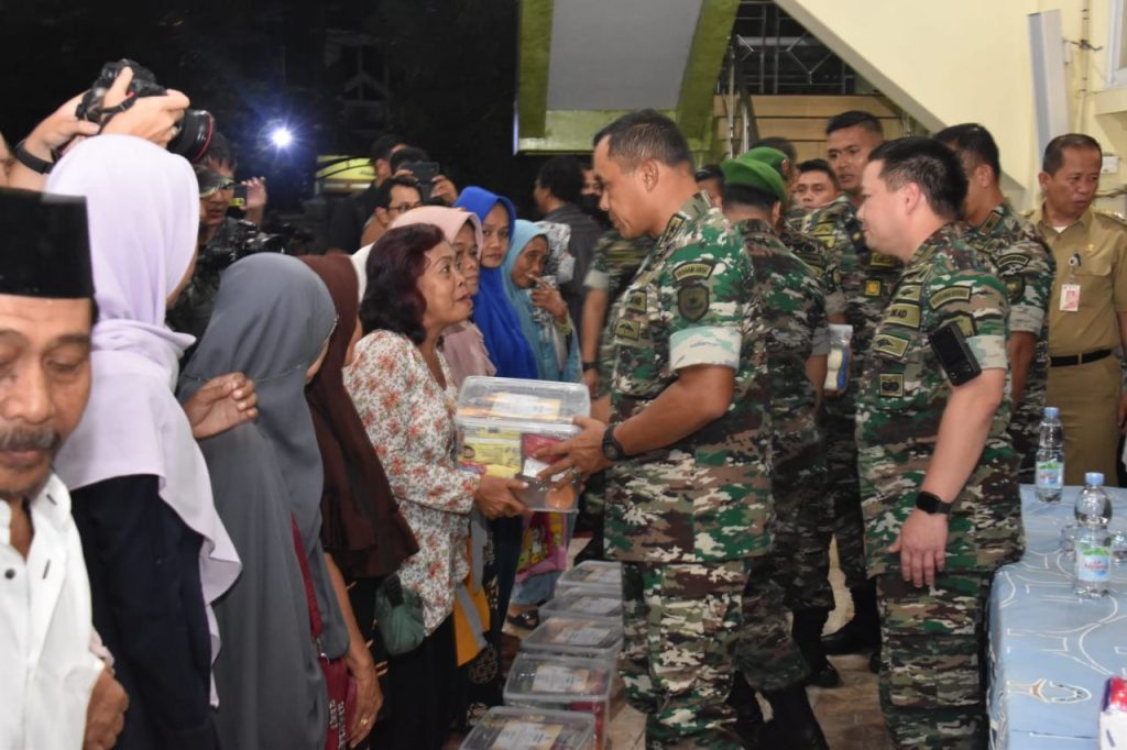 Pangdam Jaya Berikan Bingkisan Lebaran Untuk Para Korban Kebakaran Depo Pertamina Plumpang