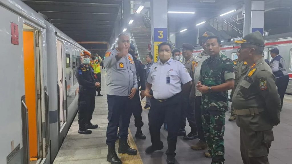 Pastikan Mudik Aman dan Lancar, Dandim 0507/Bekasi bersama Tiga Pilar Pantau Situasi Stasiun Bekasi Dan Pospam Lebaran