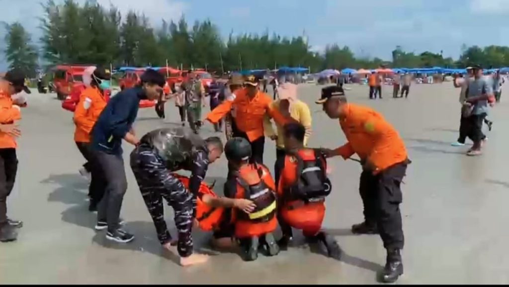 TNI AL Lanal Bengkulu Ikuti Latsar Gabungan Di Pantai Zakat Kota Bengkulu