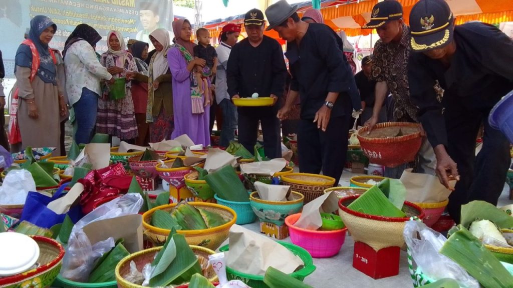 Burak Tumpeng Warnai Prosesi Acara Hajat Desa Mekargading Mapag Sri