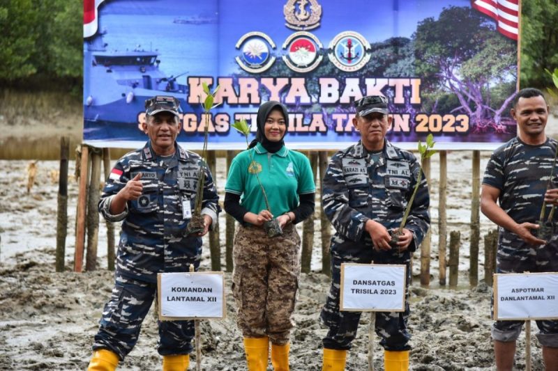 Lantamal XII Bersama Satgas Operasi Trisila 2023 Tanam Mangrove di Desa Sungai Bakau Besar Laut