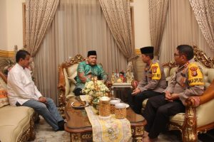 Kapolres Metro Jakarta Timur Silaturahmi dan Halal Bihalal Dikediaman Ketua Majelis Ulama Indonesia Jakarta Timur