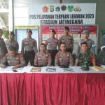 Pengamanan Arus Balik H+6 Lebaran, Babinsa Koramil 01/Jatinegara Bersama Tiga Pilar Amankan Stasiun