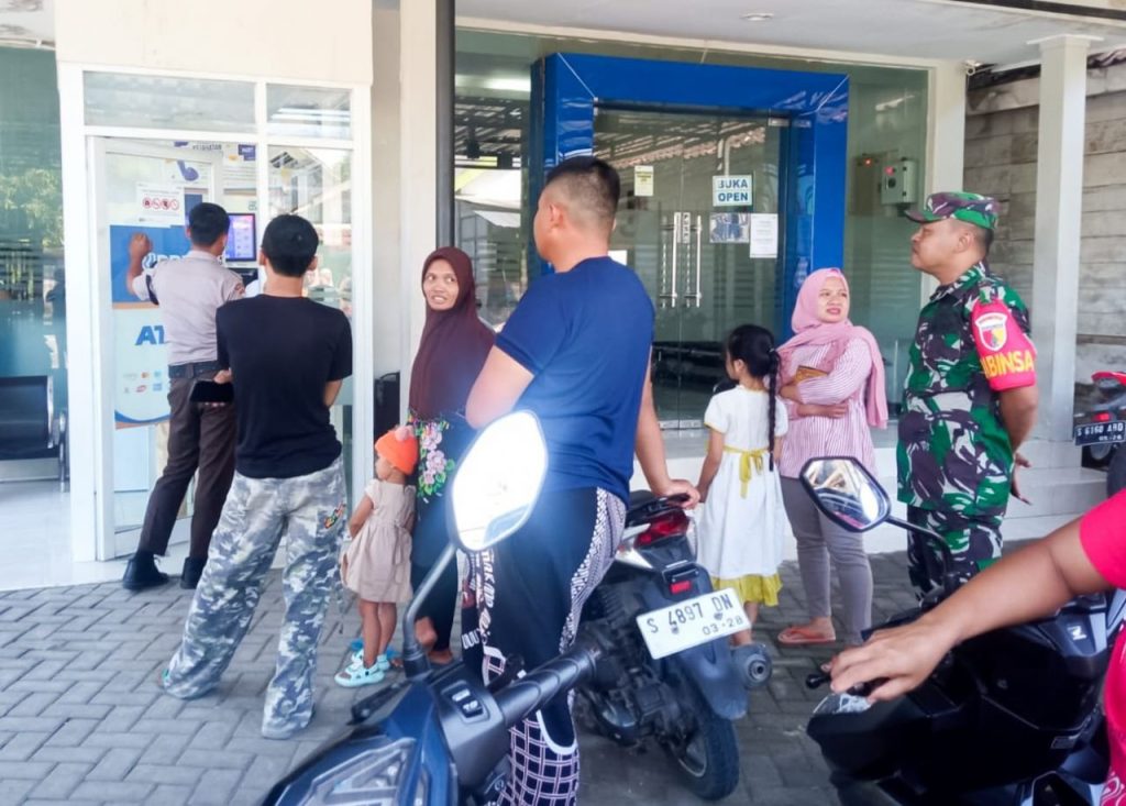Babinsa Kodim Bojonegoro aktif Patroli Wilayah dan Sambangi Warga