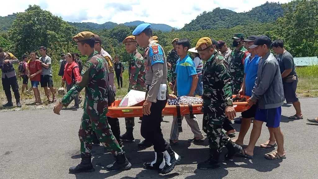 Implementasi Perintah Harian KASAD, Satgas Yonarmed 5/PG Bantu Evakuasi Warga Yang Sakit