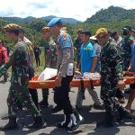 Implementasi Perintah Harian KASAD, Satgas Yonarmed 5/PG Bantu Evakuasi Warga Yang Sakit