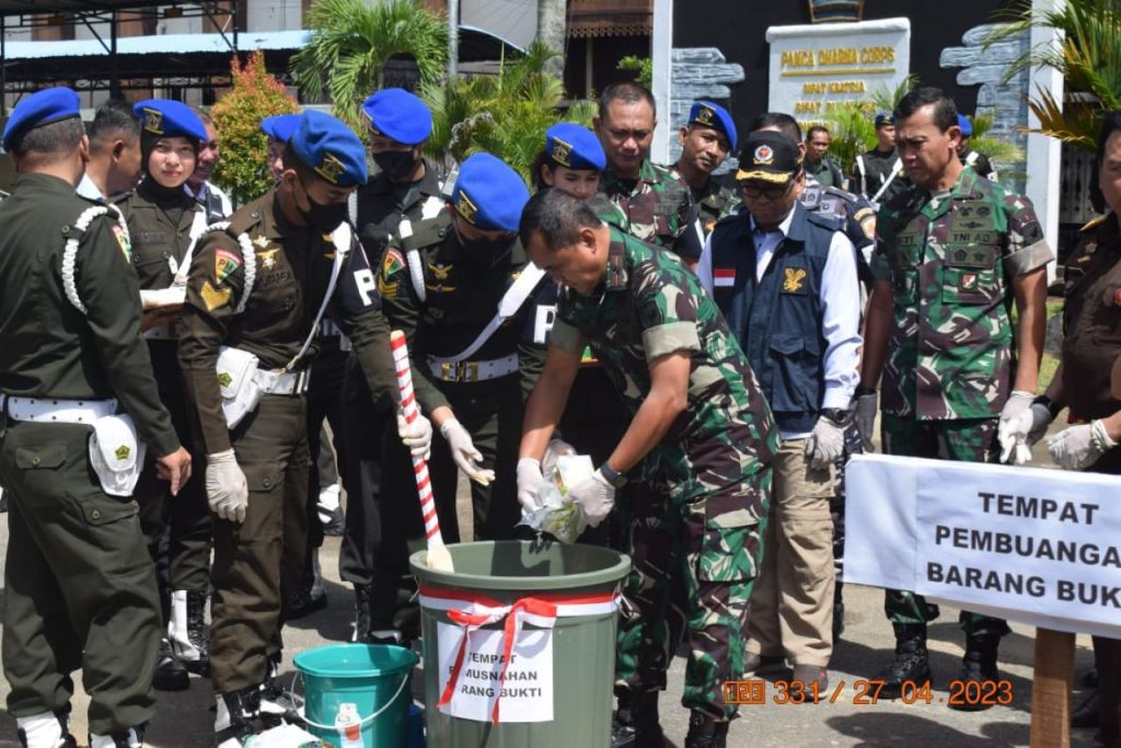 Danrem 121/Abw Menghadiri Kegiatan Pemusnahan Barang Bukti Sabu-Sabu Seberat 12,499 Kg