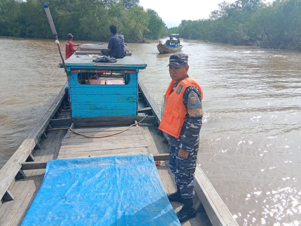POS TNI AL Bagansiapiapi Laksanakan SAR Orang Jatuh Di Perairan Telajur Rokan Hilir