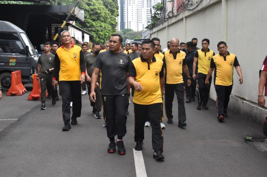 Kembalikan Kebugaran Tubuh, Pangdam Jaya Ikuti Olahraga Bersama di Polda Metro Jaya