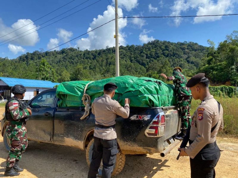 Ciptakan Rasa Aman di Perbatasan, Satgas Yonarmed 5/Pancagiri Gelar Patroli Gabungan