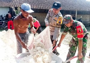Sinergitas TNI Dengan Masyarakat, Babinsa Kanor Bojonegoro Bantu Bangun Rumah Warga