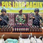 Patroli Gabungan Satgas Pamtas RI-Malaysia Yonarmed 5 Pancagiri Bersama Polri Berhasil Amankan Ratusan Botol Miras