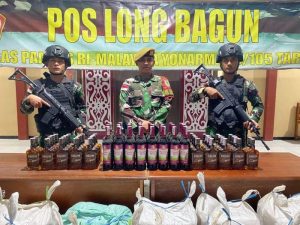 Patroli Gabungan Satgas Pamtas RI-Malaysia Yonarmed 5 Pancagiri Bersama Polri Berhasil Amankan Ratusan Botol Miras