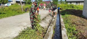 Babinsa Koramil 1710-02/Timika Laksanakan Karya Bhakti Bersama Warga Untuk Peringati HUT Ke-60 Kodam XVII/Cenderawasih
