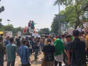 Koalisi Mahasiswa Hukum Nusantara Gelar Aksi Unras di Depan PN Jakbar, Sebagai Bentuk Dukungan NR