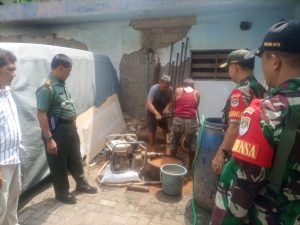 Danramil 05/TA Mayor Arh Saryono dan Babinsa Kelurahan Petamburan monitor pelaksanaan kegiatan Pembuatan sumur Bor