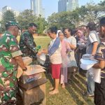 Danramil 05/TA Bersama Anggota Babinsa Berbagi Makanan Siap Saji Sebanyak 150 Boks