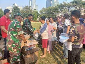 Danramil 05/TA Bersama Anggota Babinsa Berbagi Makanan Siap Saji Sebanyak 150 Boks