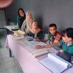 Koptu Iwan Babinsa Koramil 04 Gambir Bantu Kegiataan Pendataan Posyandu Lansia Warga Binaan