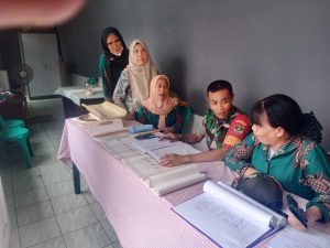 Koptu Iwan Babinsa Koramil 04 Gambir Bantu Kegiataan Pendataan Posyandu Lansia Warga Binaan