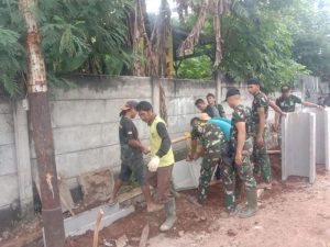 20 orang Satgas TMMD 116 Kodim 0507 Bekasi Lanjutkan Pekerjaan Pemasangan Udit Beton Di Jalan Sudih