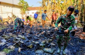Babinsa Kanor Bojonegoro bersama Warga Bungur Karya Bakti Bersihkan Puing-Puing Sisa Kebakaran