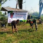 Bersama Warga Desa Sudah, Babinsa Koramil Malo Bojonegoro bersih-bersih Area Makam