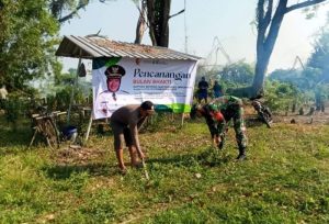 Bersama Warga Desa Sudah, Babinsa Koramil Malo Bojonegoro bersih-bersih Area Makam