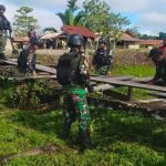 Transportasi Lancar Warga Bahagia, Prajurit Yonif R 514 Kostrad Perbaiki Inprastruksur Jalan Kampung Mumugu