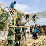 Kemanunggalan TNI-Rakyat, Babinsa Sumberrejo Bojonegoro Bantu Bangun Rumah Warga