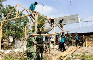 Kemanunggalan TNI-Rakyat, Babinsa Sumberrejo Bojonegoro Bantu Bangun Rumah Warga