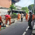 Babinsa Koramil 04/Gambir Turut Dalam Pelaksanaan Kerja Bhakti di Wilayah Binaan