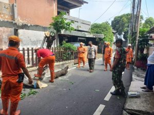 Babinsa Koramil 04/Gambir Turut Dalam Pelaksanaan Kerja Bhakti di Wilayah Binaan