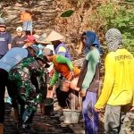 Gotong Royong, Babinsa Kedungadem Bojonegoro bantu Percepatan Pembangunan Jembatan Dusun Boro