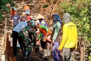 Gotong Royong, Babinsa Kedungadem Bojonegoro bantu Percepatan Pembangunan Jembatan Dusun Boro