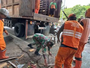 Babinsa Koramil 05/Tanah Abang Turut dalam pelaksanaan kerja bhakti diwilayah binaan