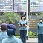 Komandan Lanal Bandung Pimpin Upacara Bendera dan Jam Komandan di Mako Lanal Bandung