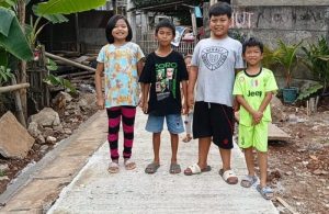 Senyum Bahagia Anak-Anak di Lokasi TMMD Ke-116 Kodim 0507/Bekasi Miliki Jalan Baru