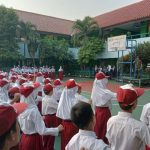 Pupuk Nilai Cinta Tanah Air Sejak Dini, Babinsa Menjadi Inspektur di Sekolah