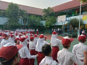 Pupuk Nilai Cinta Tanah Air Sejak Dini, Babinsa Menjadi Inspektur di Sekolah