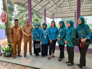 Ny. Yuli Zaki Iskandar dan Ny. Rismawati Maesyal Rasyid Kunjungi Desa Selapajang Cisoka