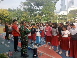 Babinsa Menteng Kodim 0501/JP Berikan Pengarahan Kepada Siswa – Siswi SD