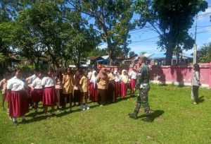 Tanamkan Disiplin, Satgas Yonarhanud 3/YBY Latih PBB Sekolah di Tobelo