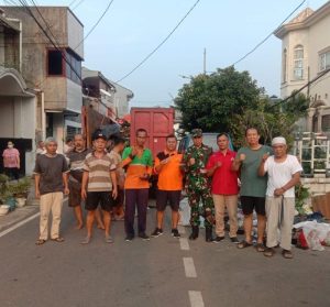 Babinsa Koramil 03/Senen Kodim 0501/JP Kerja Bakti Bersama Warga Binaan