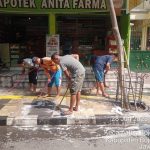 Sambut Idul Adha, Pemkab Bojonegoro Bersihkan Trotoar Seputar Alun-Alun